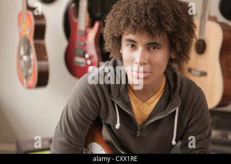 Gemischte Rassen Teenager sitzen mit Gitarren Stockfoto