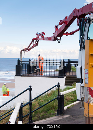 Fertig gemischte Beton wird mittels einer Pochin Pumpe zur Reparatur an der Promenade auf den Klippen am Saltburn am Meer Stockfoto