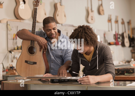 Vater und Sohn im Musik-workshop Stockfoto