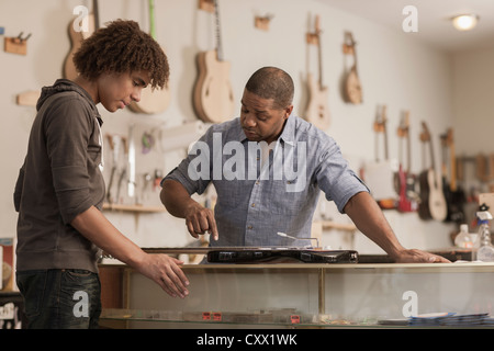 Vater und Sohn im Musik-workshop Stockfoto