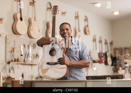 Gebürtige amerikanische Mann im Musik-workshop Stockfoto