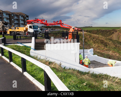 Fertig gemischte Beton wird mittels einer Pochin Pumpe zur Reparatur an der Promenade auf den Klippen am Saltburn am Meer Stockfoto