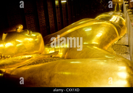 Alten Bangkok Juli-2000 (Digital Slide-Wandlung) Reclining, liegend, Buddha im Tempel Wat Phoo Bangkok, Thailand Stockfoto