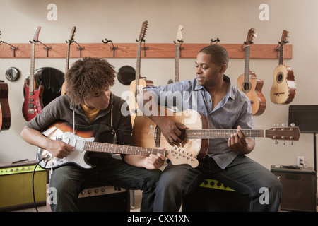 Vater und Sohn Gitarren zusammen spielen Stockfoto