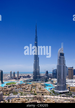 Eine Skyline-Blick auf Downtown Dubai, mit den Burj Khalifa und Dubai Fountain Stockfoto
