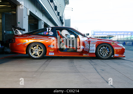 Racing Drift Auto geparkt in Gruben mit Fahrer Stockfoto