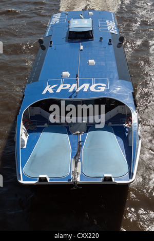 Thames Clipper Pendler Fähre "Aurora" verläuft entlang der Themse im Zentrum von London Stockfoto