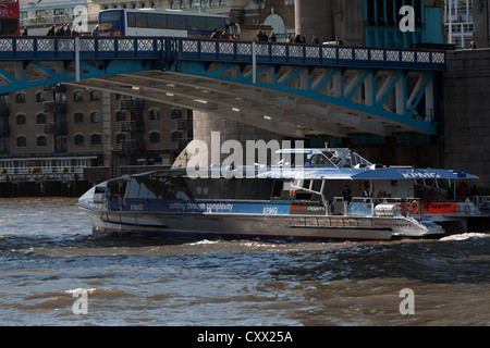 Thames Clipper Pendler Fähre unterquert Tower Bridge über die Themse im Zentrum von London Stockfoto