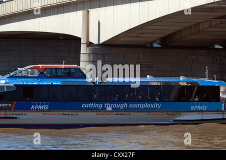 Thames Clipper Pendler Fähre unterquert London Bridge über die Themse im Zentrum von London Stockfoto