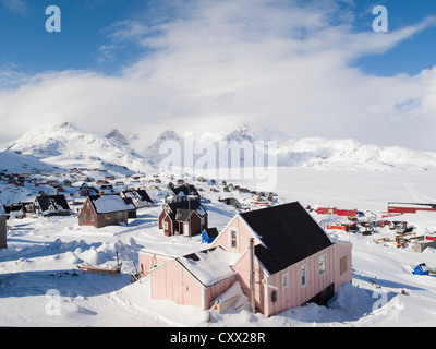 Zeigen Sie in Tasiilaq Dorf mit Inuit Häuser, Grönland an Stockfoto