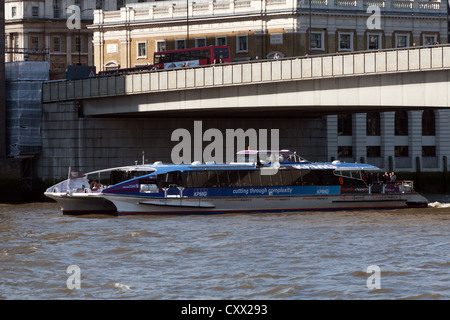 Thames Clipper Pendler Fähre unterquert London Bridge über die Themse im Zentrum von London Stockfoto