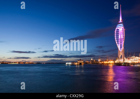 Spinnaker Tower bei Nacht Sonnenuntergang, Portsmouth, Großbritannien Stockfoto