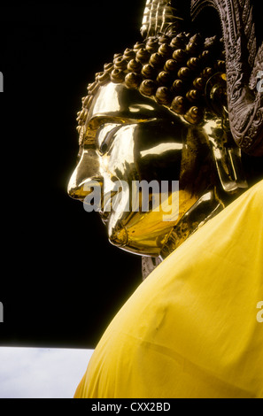 Alten Bangkok Juli 2000 (digitale Folien-Conversions) sitzen, Big Buddha im Tempel Wat Phoo Bangkok, Bangkok, Thailand Stockfoto