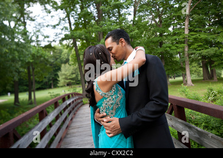 Indische Hochzeitspaar küssen auf Brücke Stockfoto