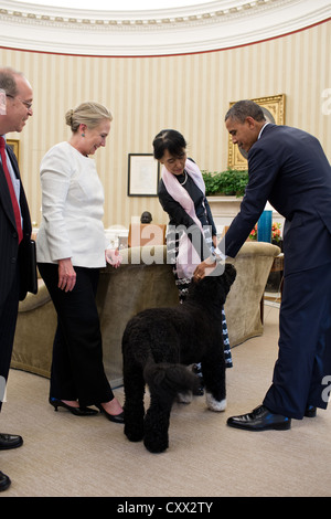 US-Präsident Barack Obama und burmesischen Opposition Leader Aung San Suu Kyi pet Bo den Hund der Familie Obama am Ende ihrer Sitzung 19. September 2012 im Oval Office. Danny Russel, Senior Director für Asienkunde und US-Außenministerin Hillary Rodham Clinton zu sehen auf der linken Seite. Stockfoto