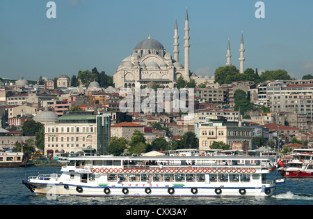 ISTANBUL, TÜRKEI. Bosporus Fähre am Goldenen Horn, mit der Süleymaniye-Moschee dominiert die Skyline. 2012. Stockfoto