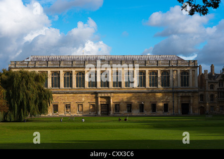 Wren Library, Trinity College in Cambridge, mit Stechkahn fahren vor, auf dem Fluss Cam, UK Stockfoto