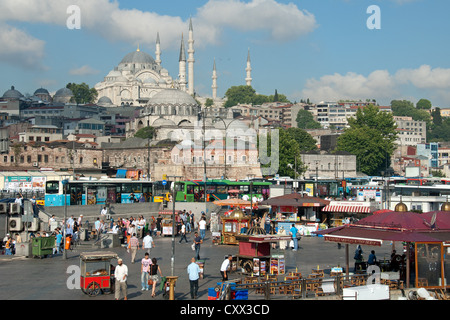 ISTANBUL, TÜRKEI. Ein Blick von Eminönü Bezirk mit der Süleymaniye und Rustem Pasa Moschee dominiert die Szene. 2012. Stockfoto