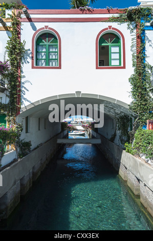 Gebäude über einen Kanal an Puerto Mogan Gran Canaria Spanien, auch bekannt als das Venedig der Kanaren Stockfoto