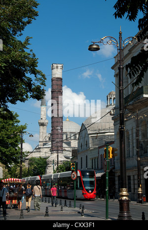 ISTANBUL, TÜRKEI. Ein Blick entlang der Divan Yolu, die Spalte von Constantine (Cemberlitas) durch den großen Basar. 2012. Stockfoto