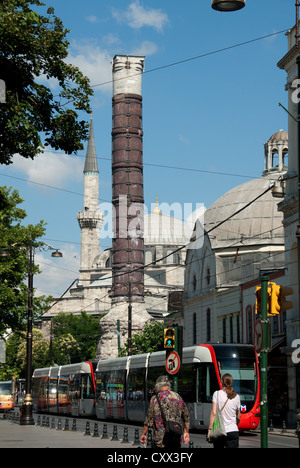 ISTANBUL, TÜRKEI. Ein Blick entlang der Divan Yolu, die Spalte von Constantine (Cemberlitas) durch den großen Basar. 2012. Stockfoto