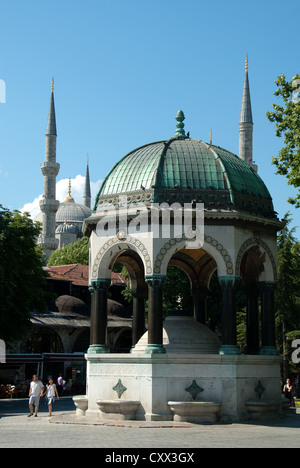 ISTANBUL, TÜRKEI. Kaiser Wilhelm II. Brunnen auf dem Hippodrom im Sultanahmet-Viertel mit der blauen Moschee hinter. 2012. Stockfoto