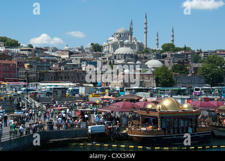 ISTANBUL, TÜRKEI. Das Goldene Horn Waterfront in Eminönü, mit dem Rustem Pasa und Süleymaniye Moscheen hinter. 2012. Stockfoto