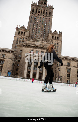 Eislaufen vor dem Palast der Kultur und Wissenschaft Warschau Polen Stockfoto