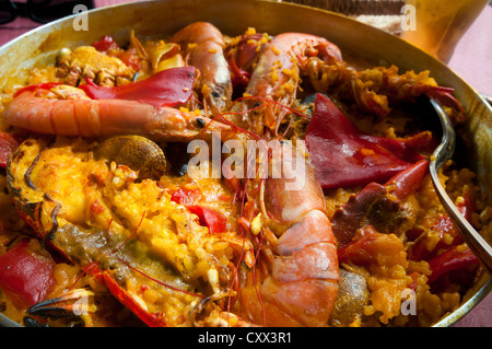 Nahaufnahme von einer spanischen Paella für zwei Personen mit frisch gefangenen Garnelen, rote Piquillo Pepcrabs und Krebse.  In einem Restaurant am Meer. Stockfoto