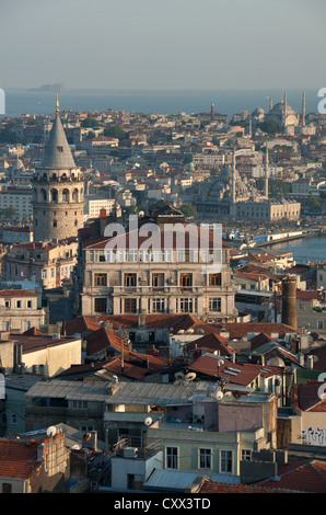 ISTANBUL, TÜRKEI. Ein Abend-Blick über die Dächer von Beyoglu in Richtung Eminönü und Sultanahmet. 2012. Stockfoto