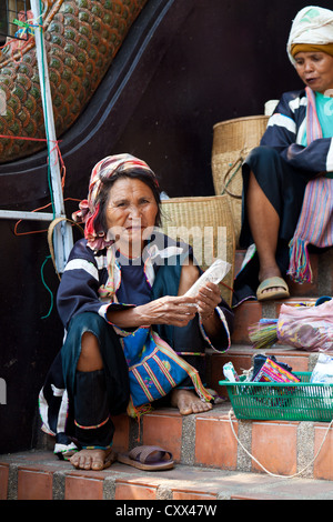 Frauen des Stammes Hmong Hill mit Souvenirs auf den Doi Suthep Tempel in der Nähe von Chiang Mai, Thailand Stockfoto