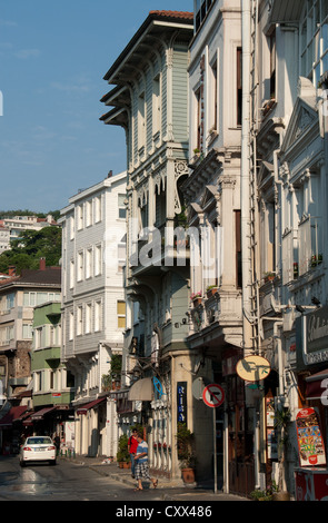 ISTANBUL, TÜRKEI. Eine Straßenszene in der Bosporus-Vorort von Arnavutkoy. 2012. Stockfoto