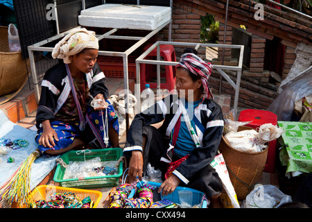 Frauen des Stammes Hmong Hill mit Souvenirs auf den Doi Suthep Tempel in der Nähe von Chiang Mai, Thailand Stockfoto