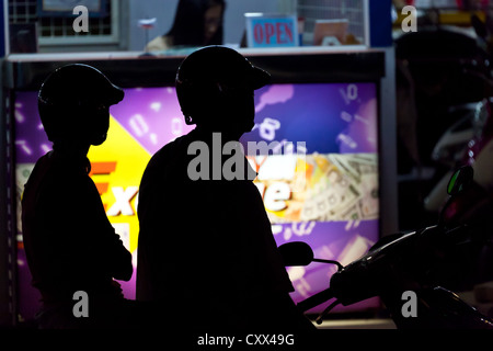 Silhouette der Moped Fahrer in Patong auf Phuket, Thailand Stockfoto