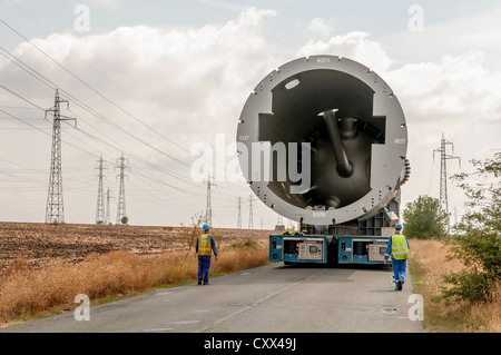 Transport von Mega-Installation bis zur Raffinerie Stockfoto