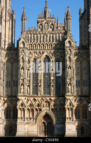 Abschnitt der Westfassade der Kathedrale von Wells, Somerset Stockfoto