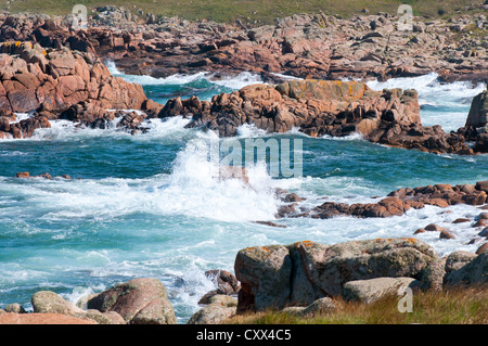 Wellen, die in den Granit, felsigen spanische Küste des Todes in Galizien. Sonnenschein im Sommer. Stockfoto