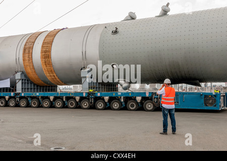 Transport von Mega-Installation bis zur Raffinerie Stockfoto