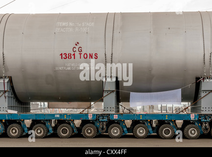 Transport von Mega-Installation bis zur Raffinerie Stockfoto