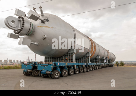 Transport von Mega-Installation bis zur Raffinerie Stockfoto