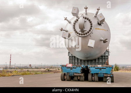 Transport von Mega-Installation bis zur Raffinerie Stockfoto