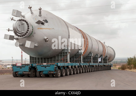 Transport von Mega-Installation bis zur Raffinerie Stockfoto