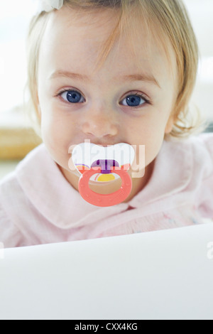 Baby Mädchen saugen Schnuller Stockfoto