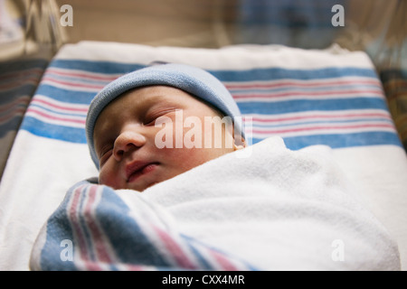 Schlafende kaukasischen neugeborenes Baby boy Stockfoto
