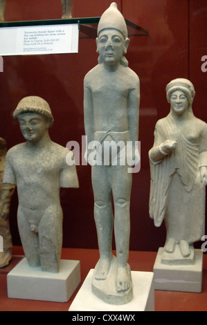 Statue eines Mannes mit einer Zipfelmütze oder Helm und einem zyprischen Gürtel. 590-540 BC. Kalkstein. Heiligtum des Apollo in Phrangissa. Stockfoto