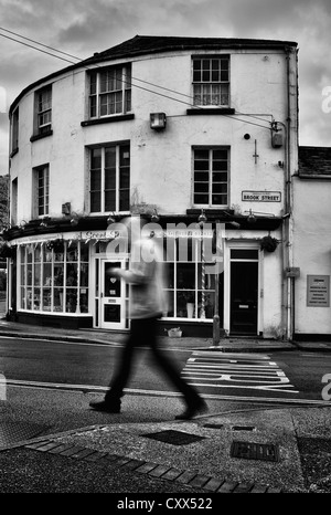 Mann zu Fuß in Brook street in Tavistock, Devon, England UK Stockfoto