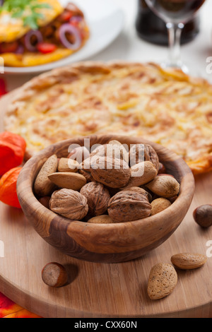 Muttern in die Schüssel mit Apfelkuchen Stockfoto