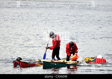 Debdale Park unteren Behälter, Gorton Manchester. Gerollten zusammen Kanus gering in Wasser mit Eimer freigekauft werden. Stockfoto