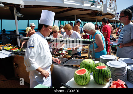 Koch das Mittagessen an Deck von Royal Caribbean "Grandeur of the Seas" Kreuzfahrt Schiff, Adria, Mittelmeer, Europa Stockfoto