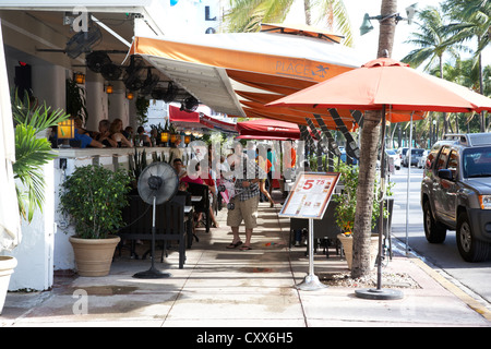 auf Straße Straßencafé in der Art-déco-historisches Viertel Ocean Drive Strand Miami south Florida usa Stockfoto